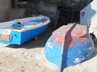 �Per non assistere a quello scempio � ci dice il 60enne pescatore Domenico � quando tiriamo a secco le nostre barche le disponiamo l� davanti, per coprire la grotta� 